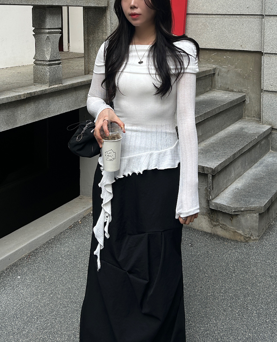 暗黒の淵のアシンメトリーフリルシャツ