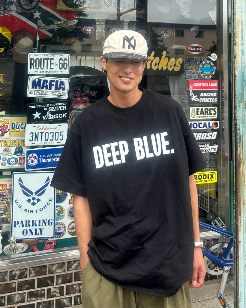 （ユニセックス）ディープブルーレタリングハーフスリーブTシャツ