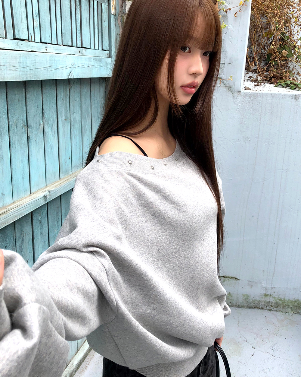 オフショルスタッズスウェットシャツ