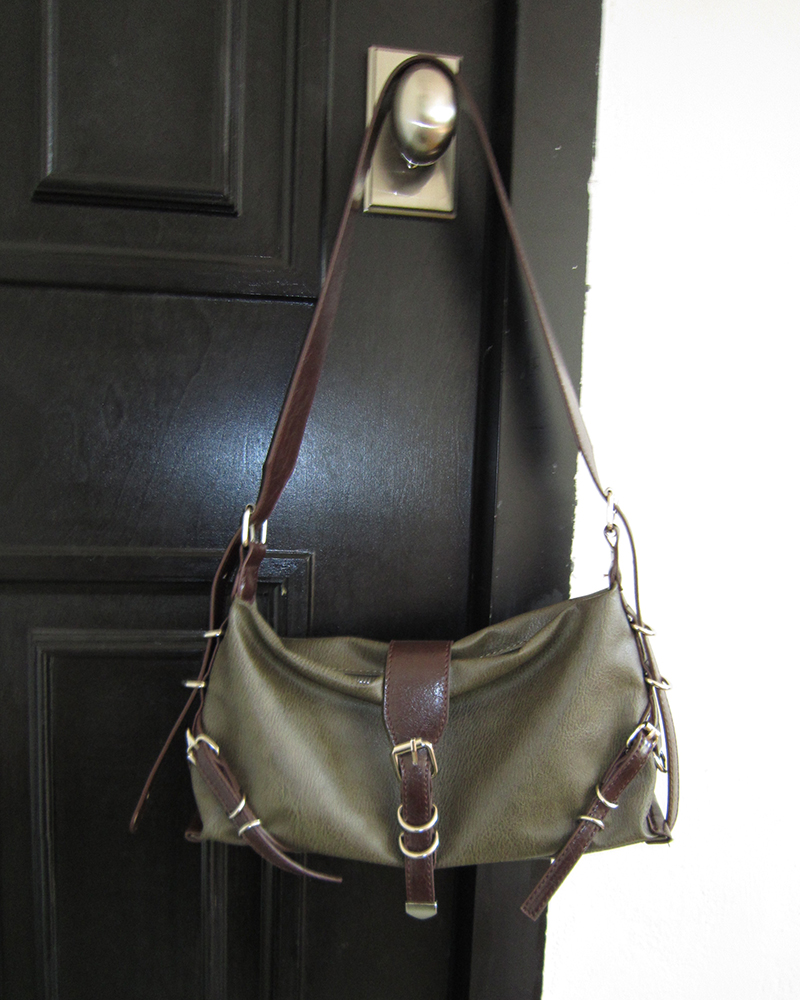 ストラップバックルポイントショルダーバッグ