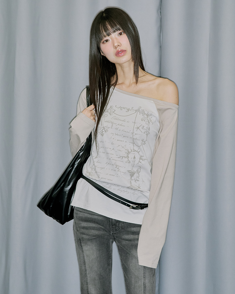 [K-POPアイドル着用] Cross Ornament Off Shoulder Raglan Long Sleeve - GRAY BEIGE