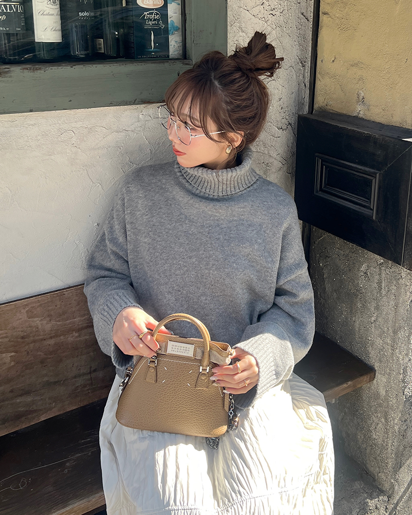 サイドスリットクロップドタートルネックニット