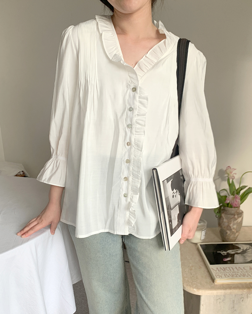 Vネックフリルピンタックディテールブラウス