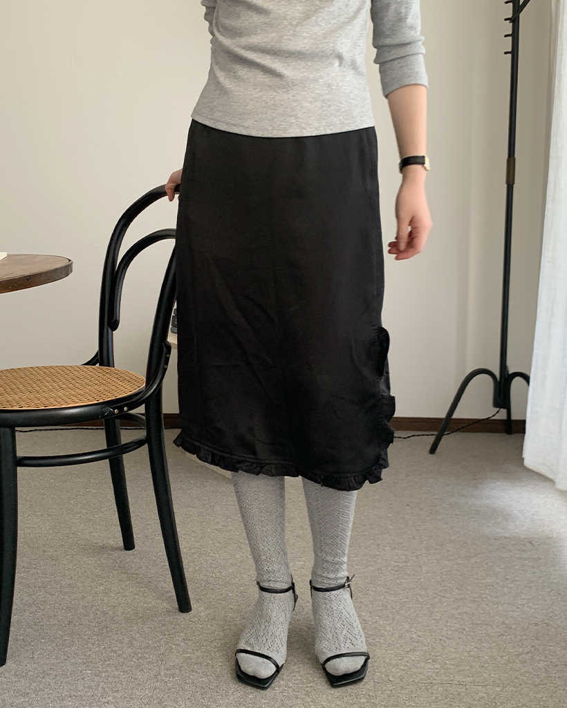 サテンフリルヘスカート