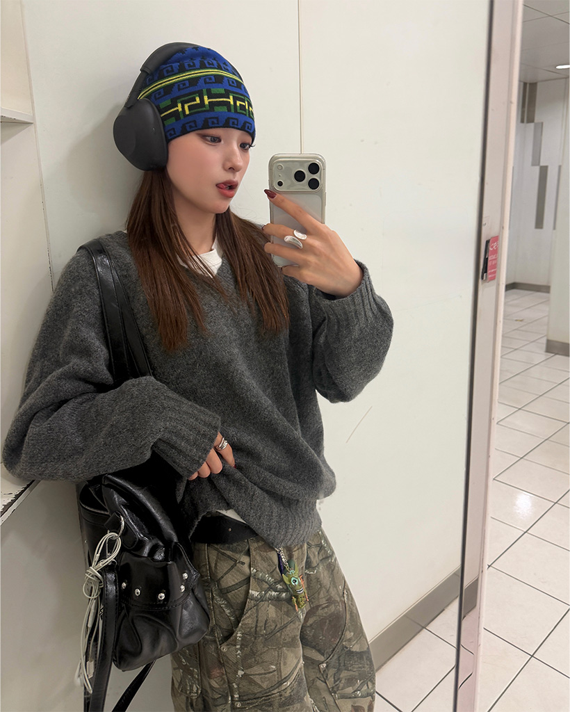 Vネッククロップドニット