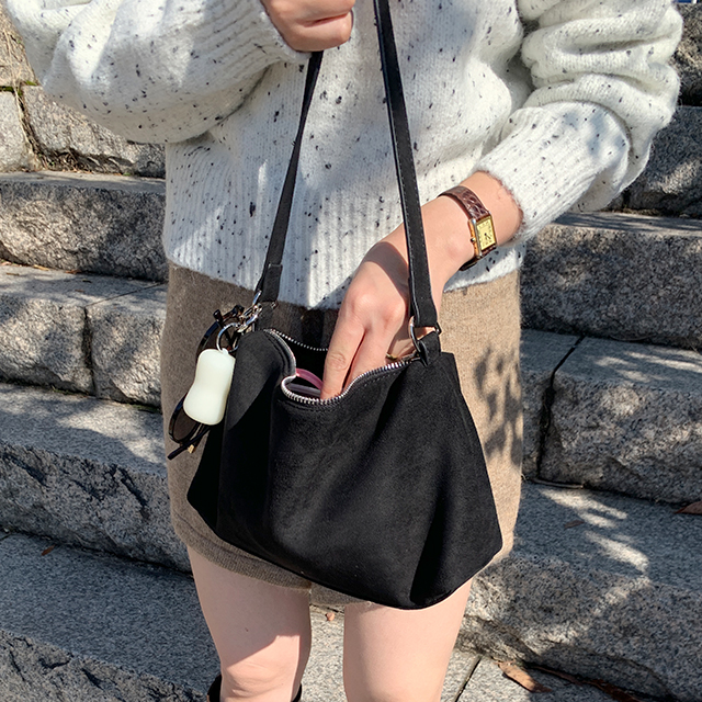 スエードスクエアショルダーバッグ | ファッション通販サイト NUGU