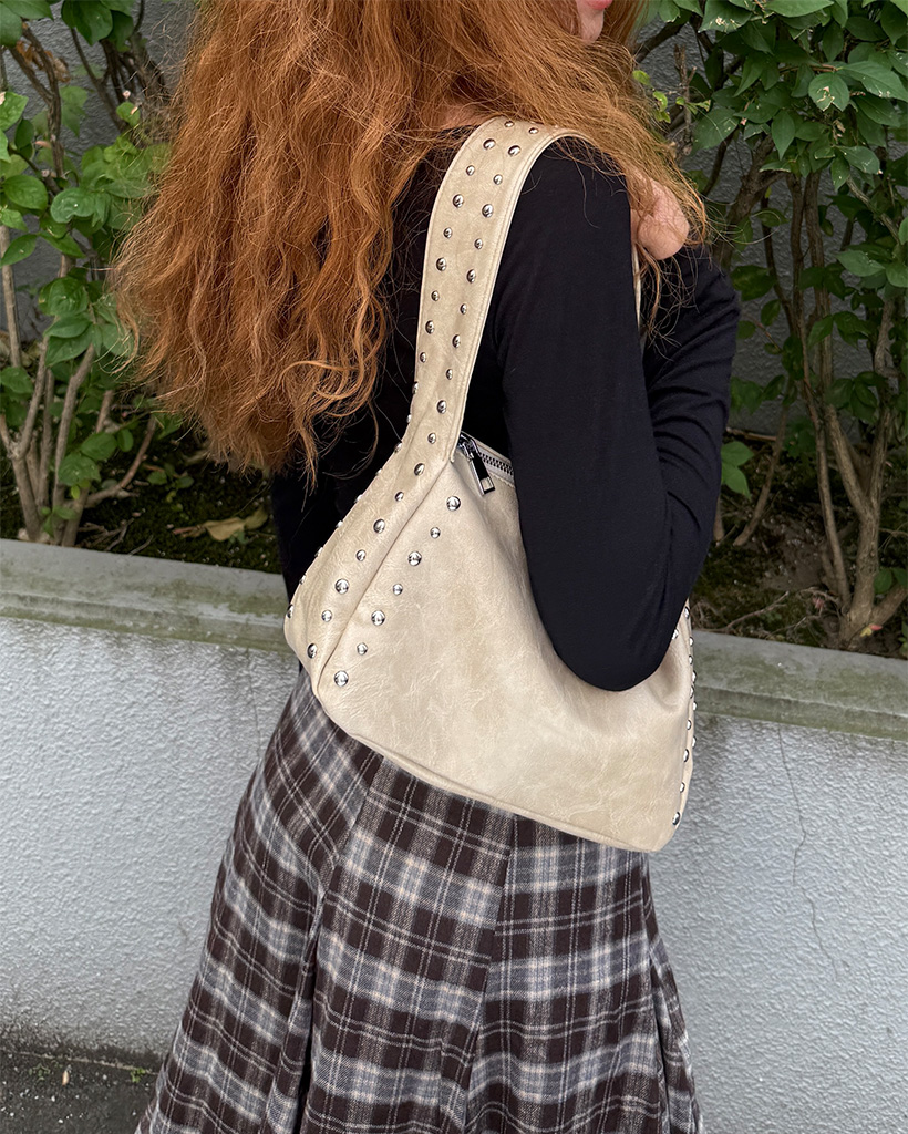 スタッズポイントショルダーバッグ