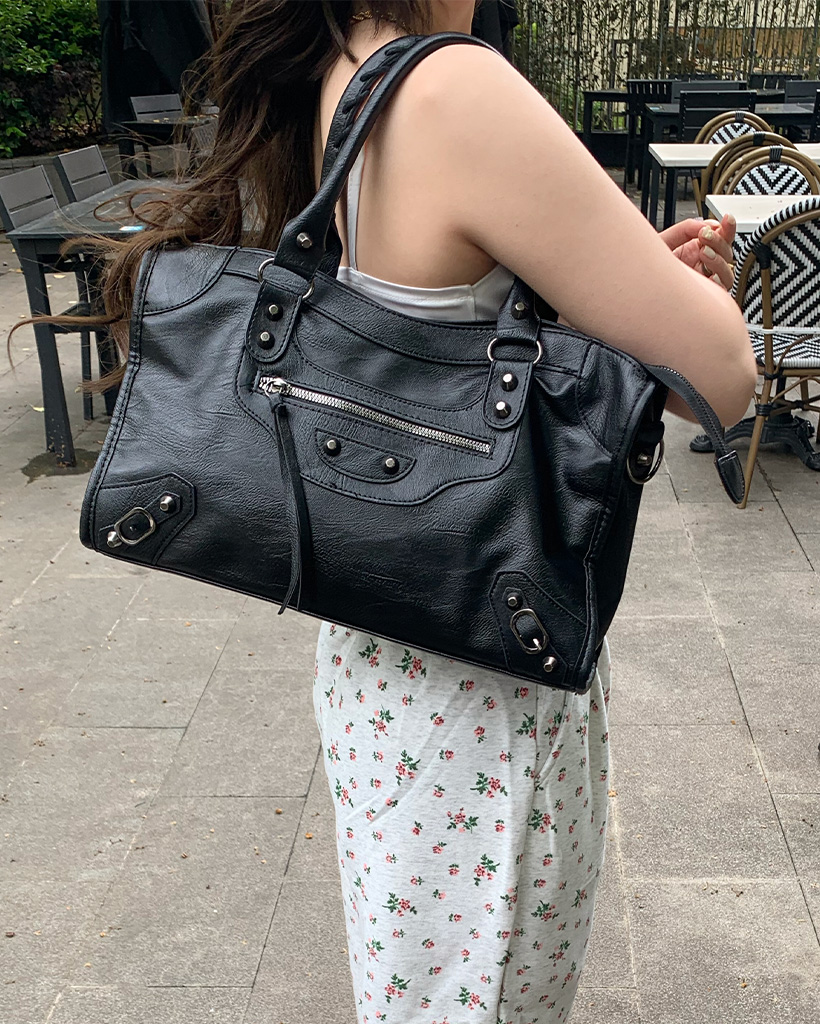 スタッズデザインショルダーバッグ