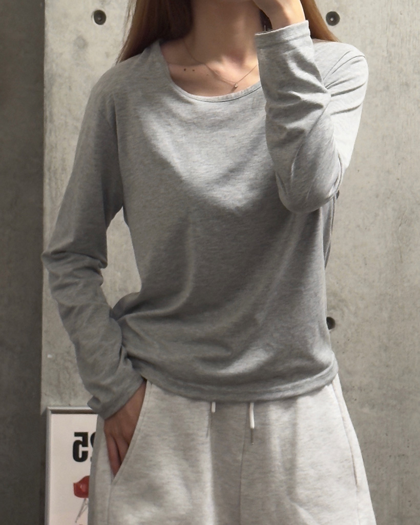 UネックラウンドTシャツ