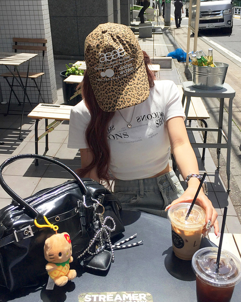 レタリングクロップドハーフスリーブTシャツ