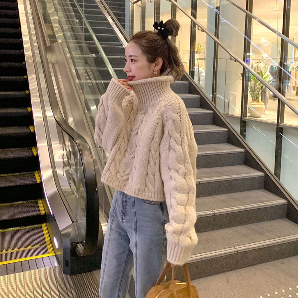 ケーブルクロップドタートルネックニット