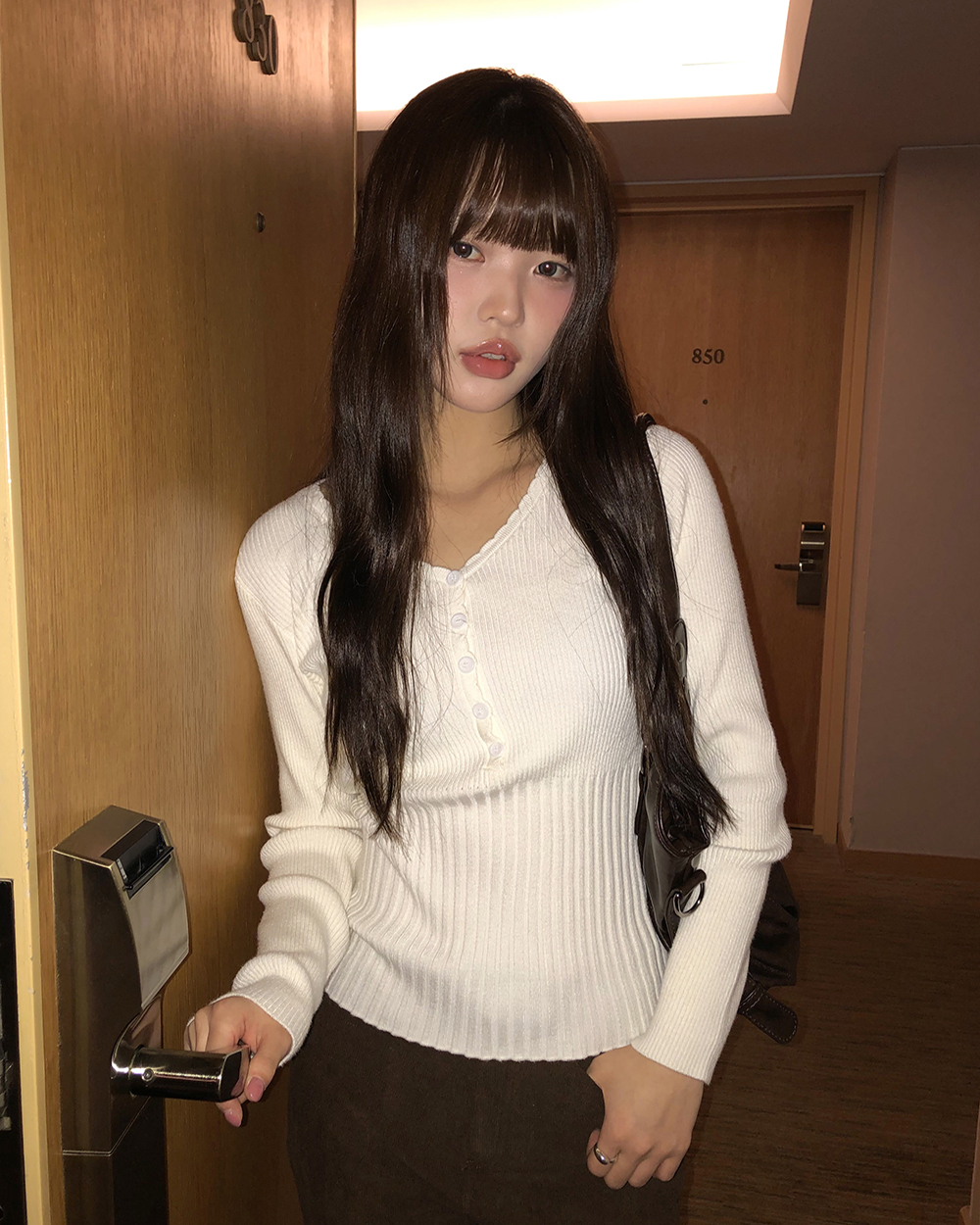 リブレースVネックニット