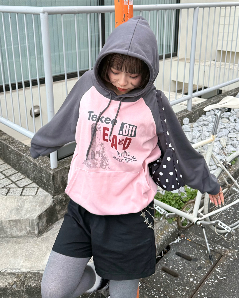 tekeeプリントラグランフーディ