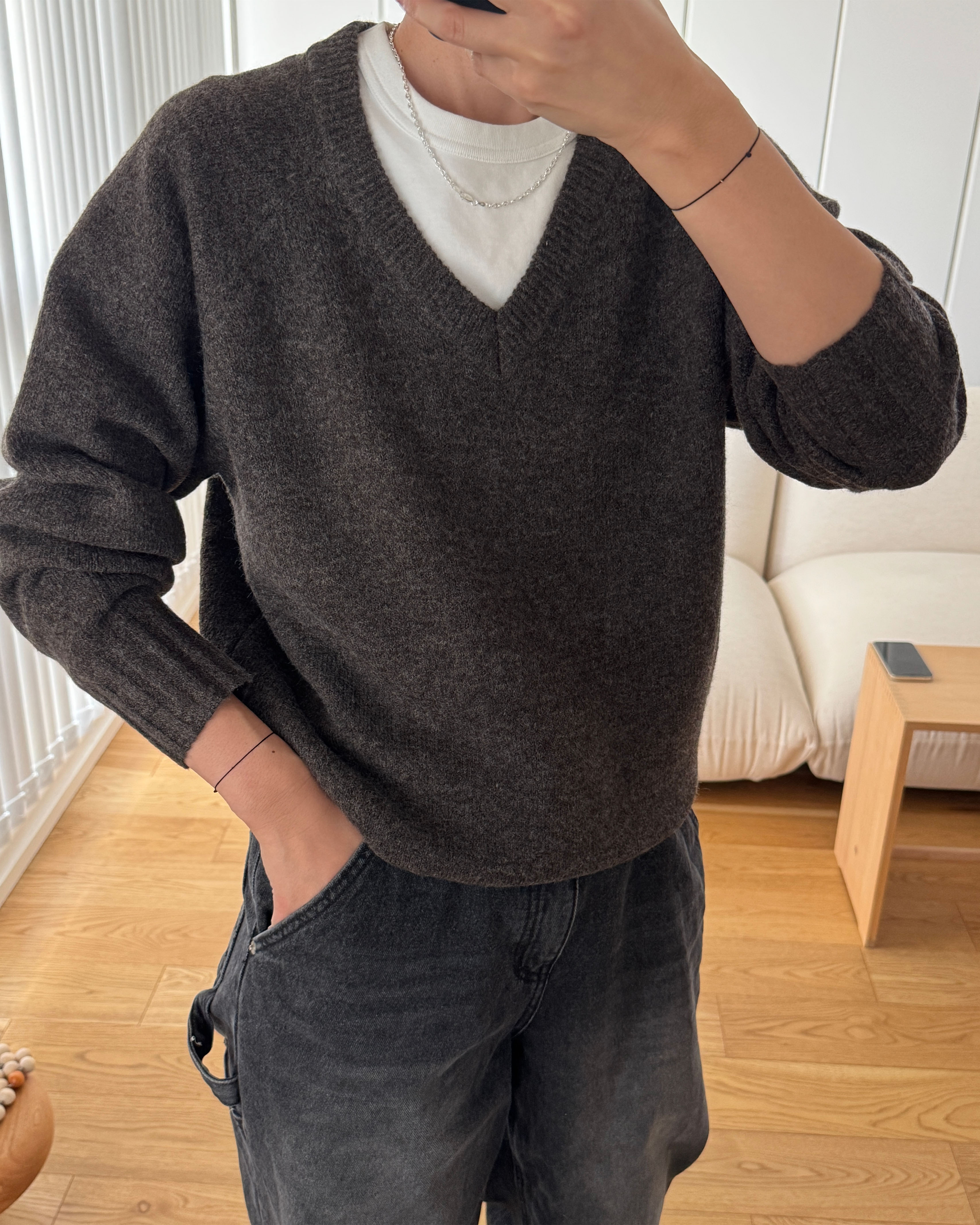 レギュラーフィットVネックニット