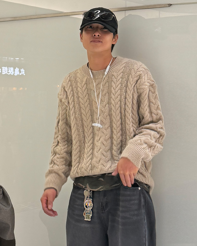 ケーブルニットセーター