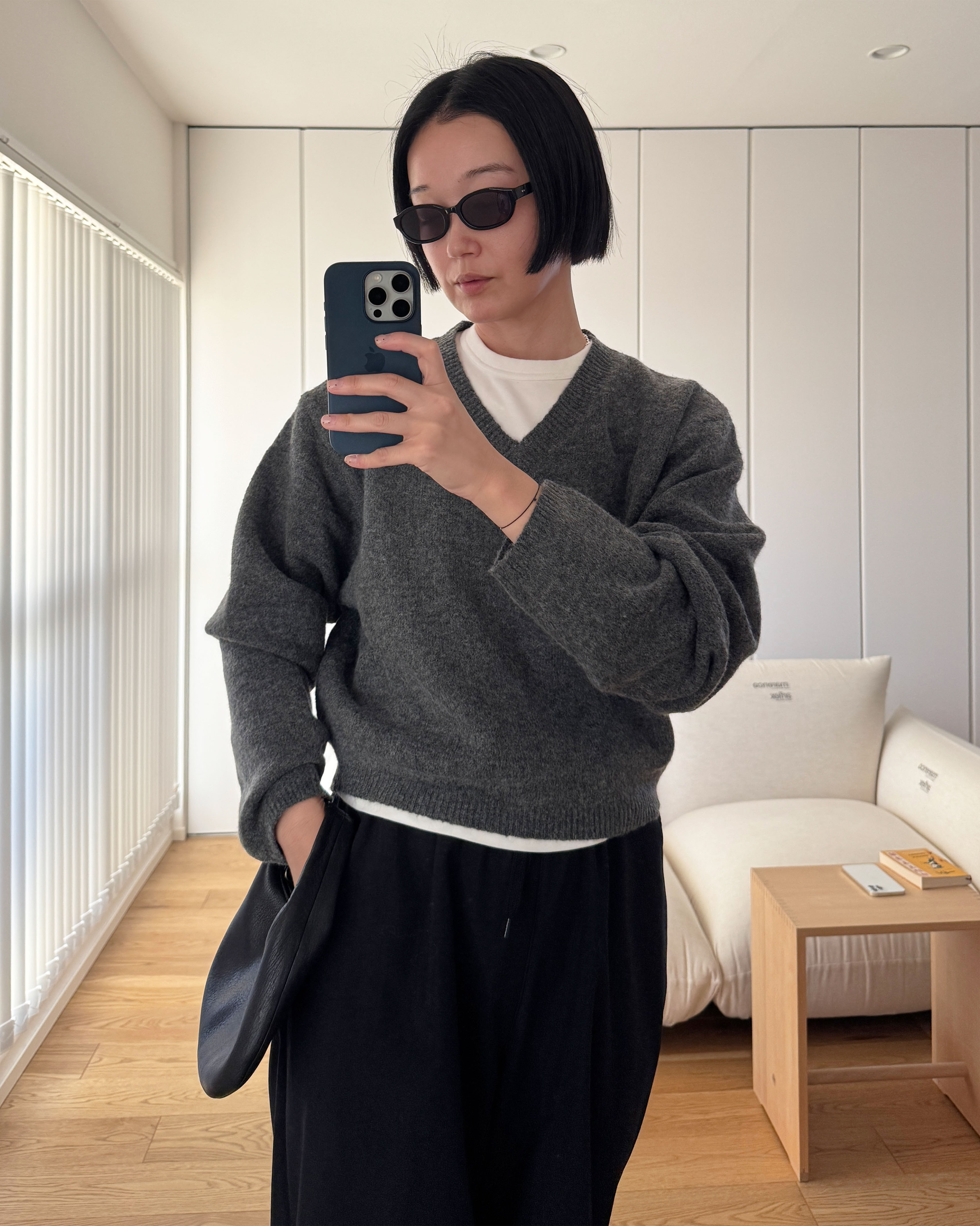 セミクロップドVネックニット