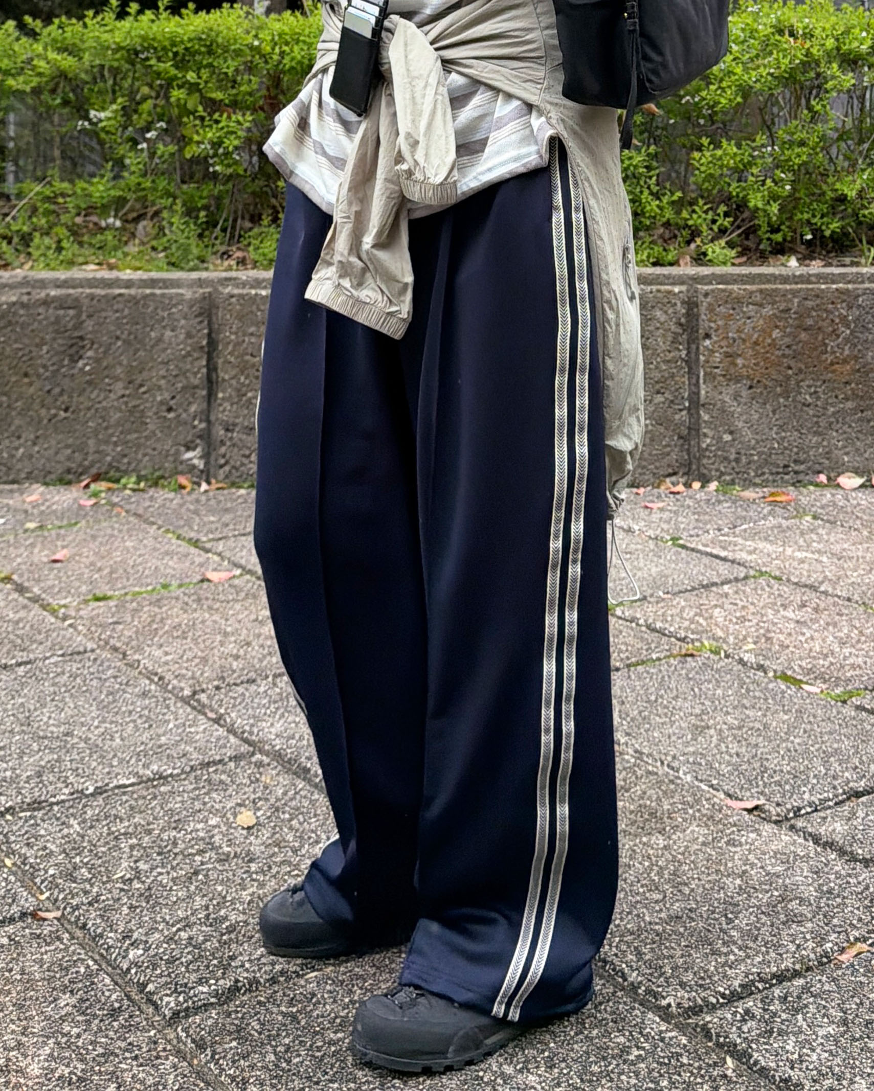 テーピングライントラックパンツ