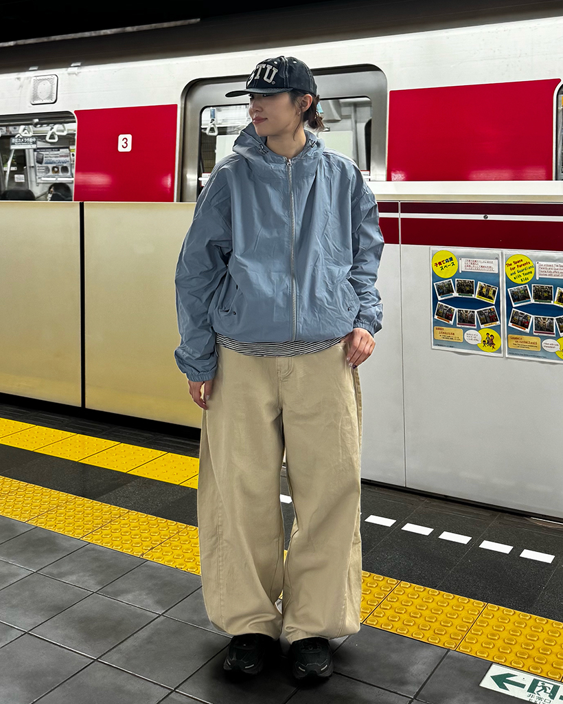 （ユニセックス）モダンフードウィンドブレーカー