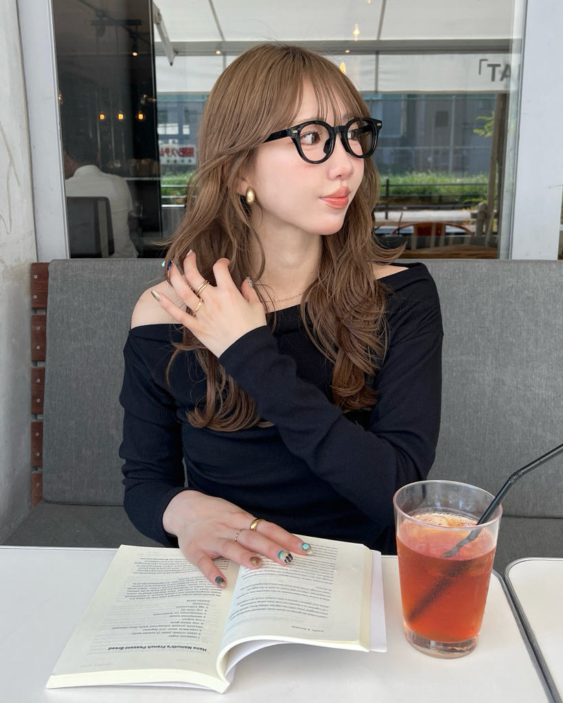 アンバランスショルダーシャーリングTシャツ