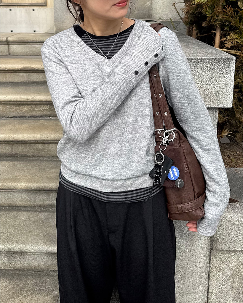 袖ボタンVネックロングTシャツ