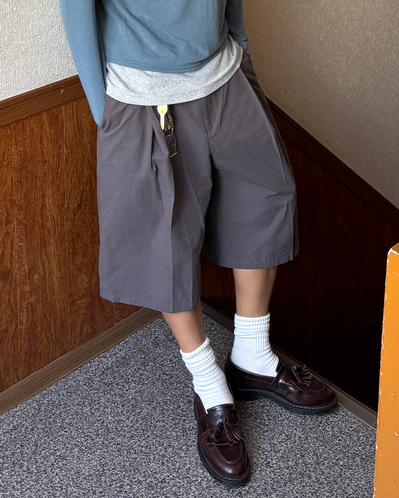 ユニセックス タックループ付きバミューダパンツ