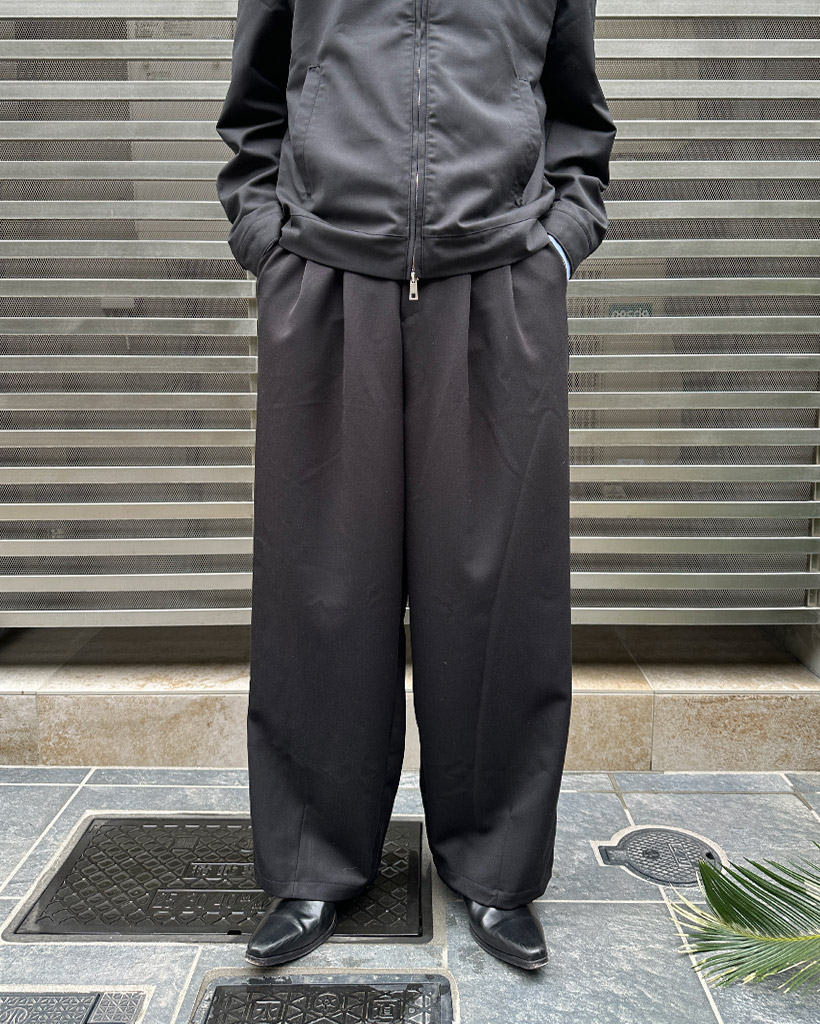 ツータックボタンスラックス