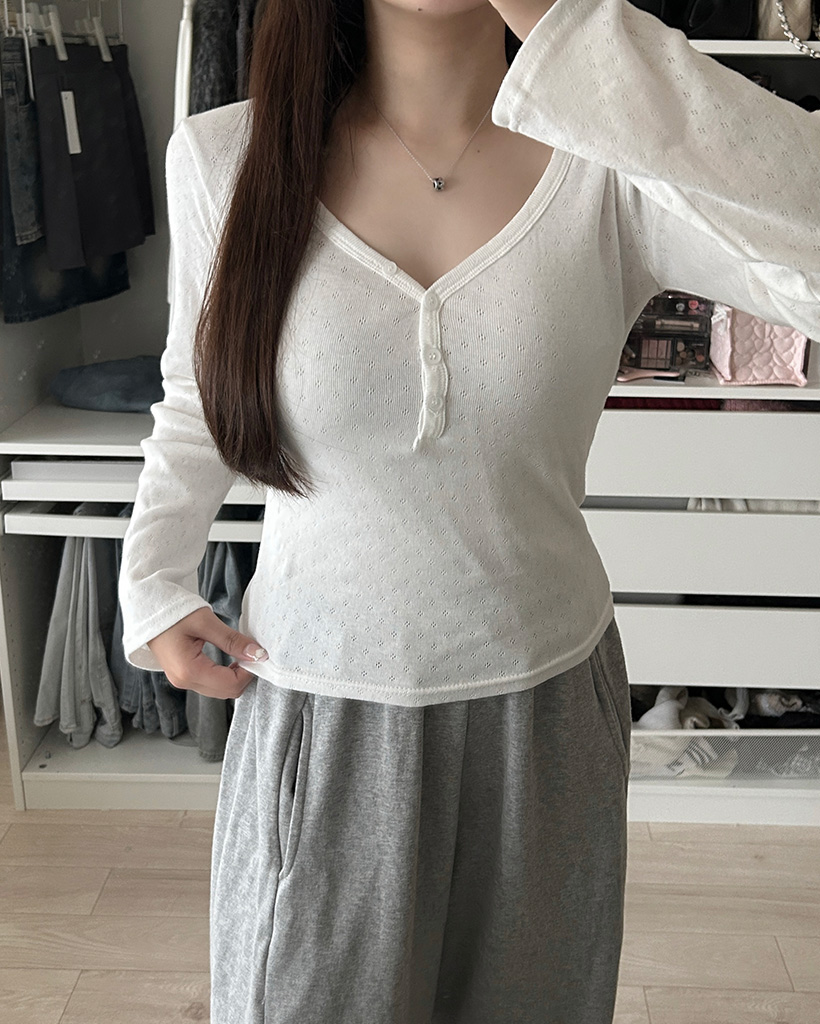 Vネックパンチングボタンロングスリーブシャツ