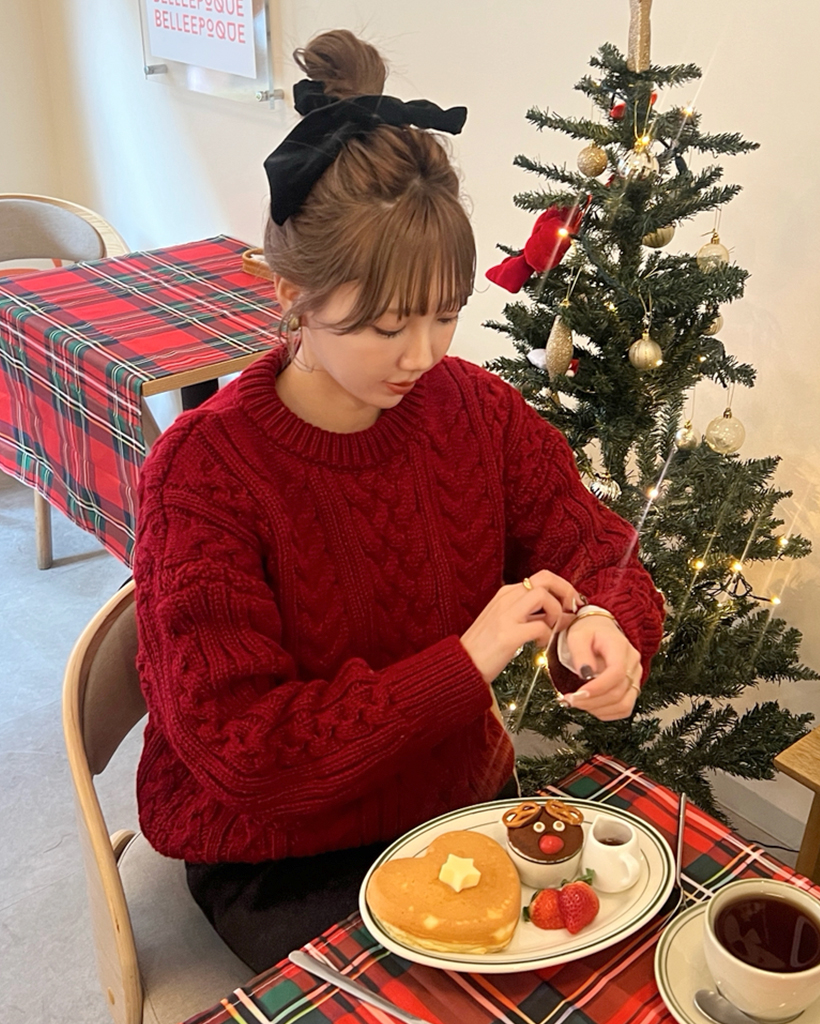 ケーブルラウンドネックニット