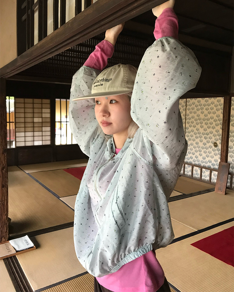 ストリングフラワーフード付きウィンドブレーカー