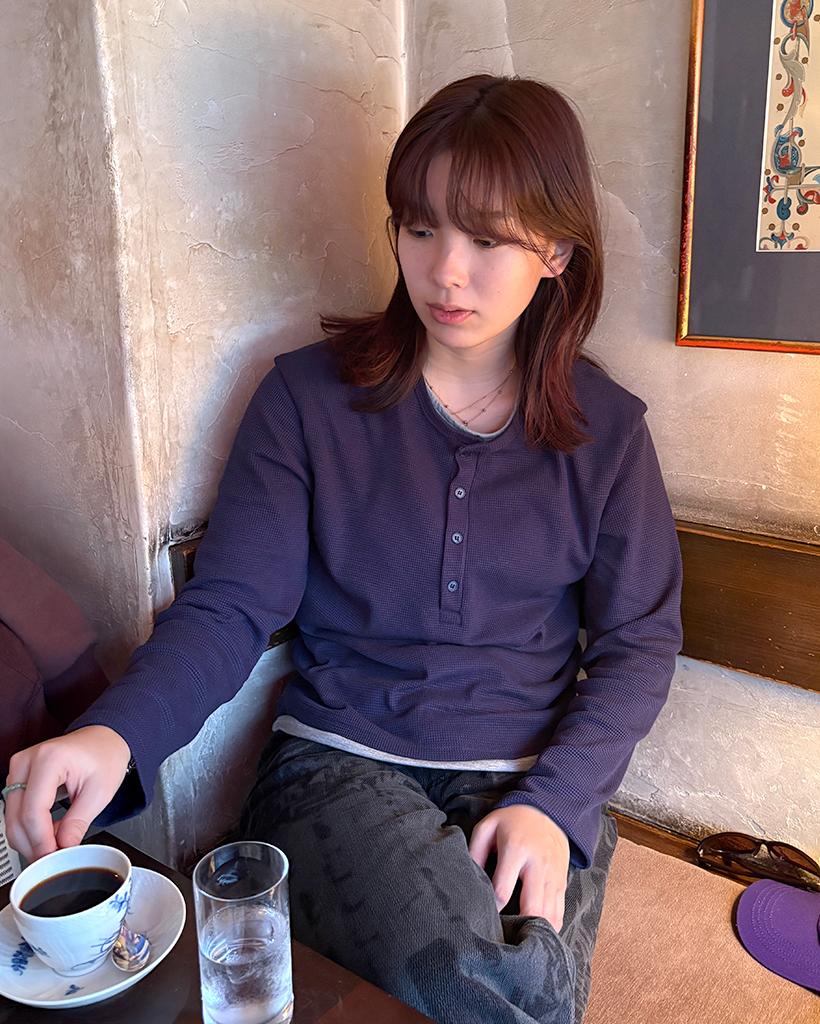 (ユニセックス)ワッフルレイヤードヘンリーネックTシャツ