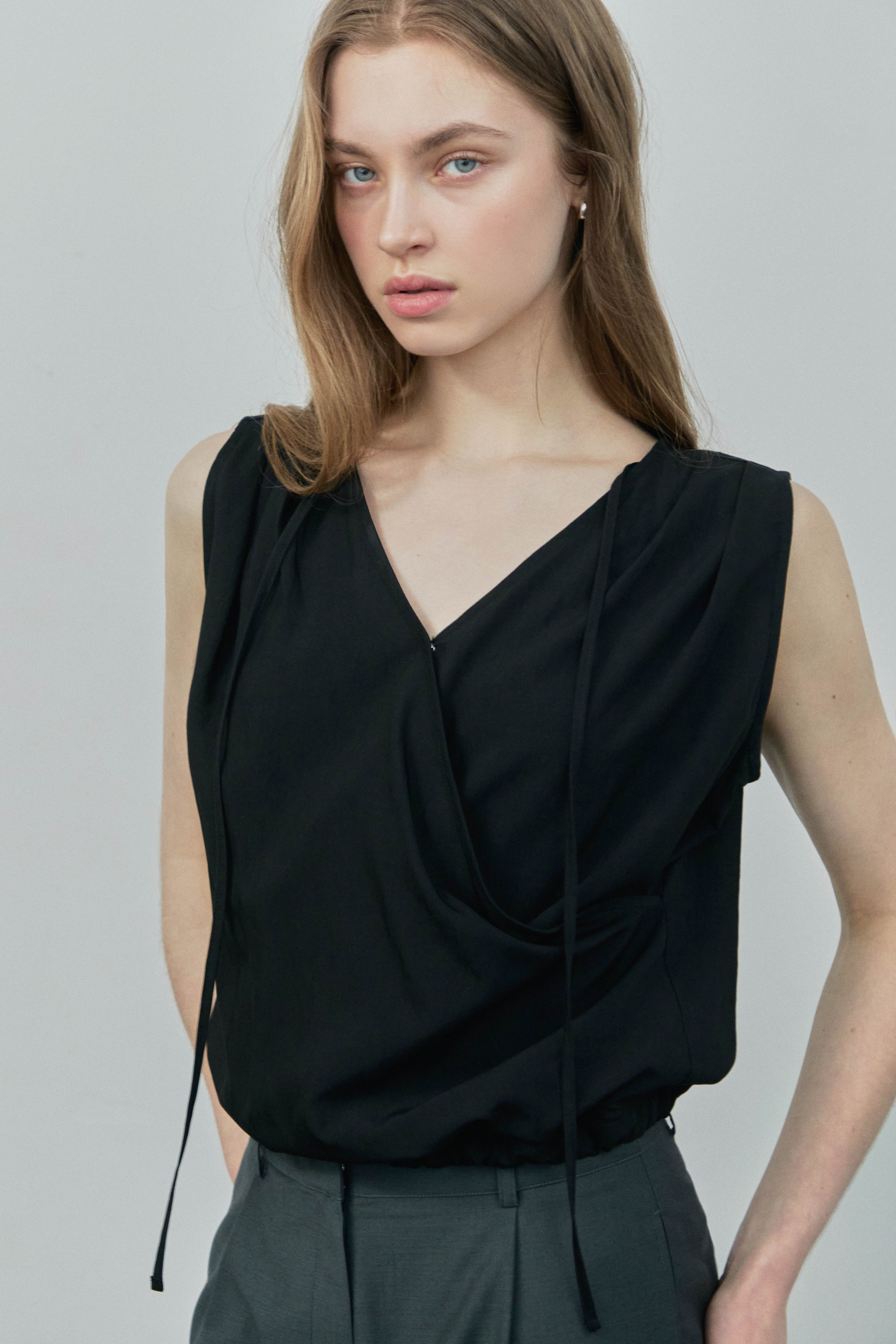 モノトーンシック TWO-WAY SHIRRED BLOUSE / BLACK | ファッション通販サイト NUGU