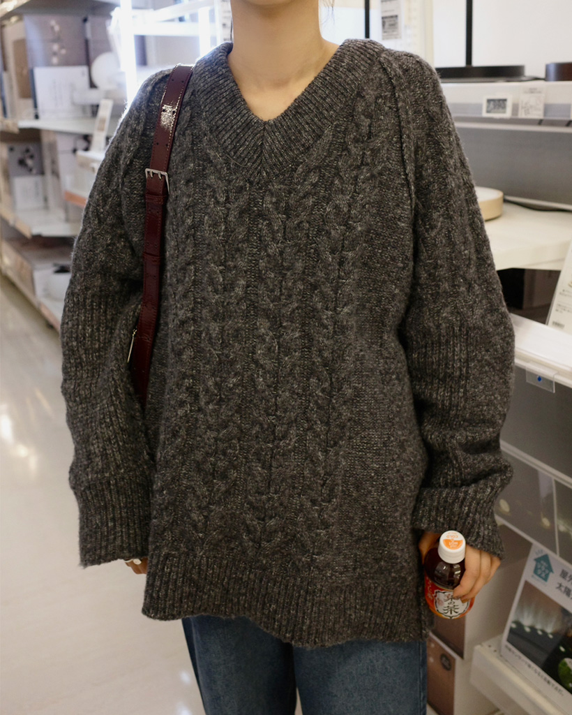 Vネックルーズフィットケーブルニット