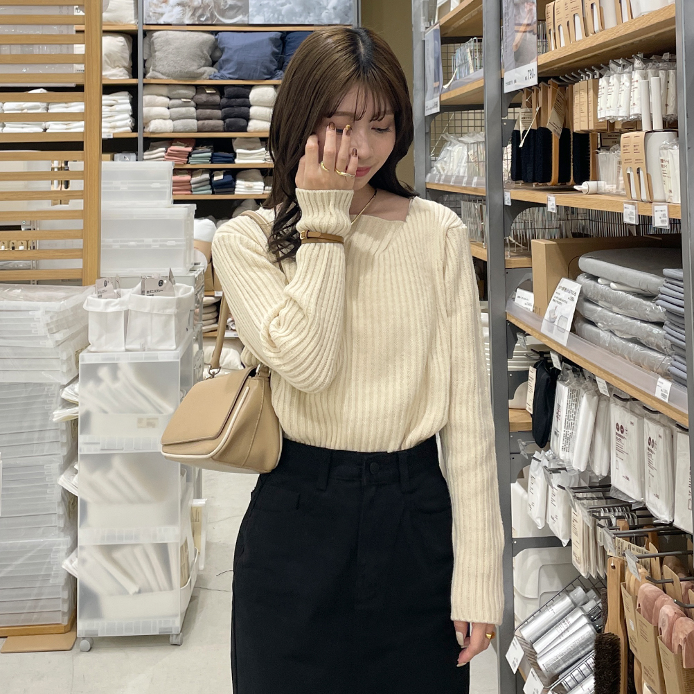 リブアンバランスネックニット