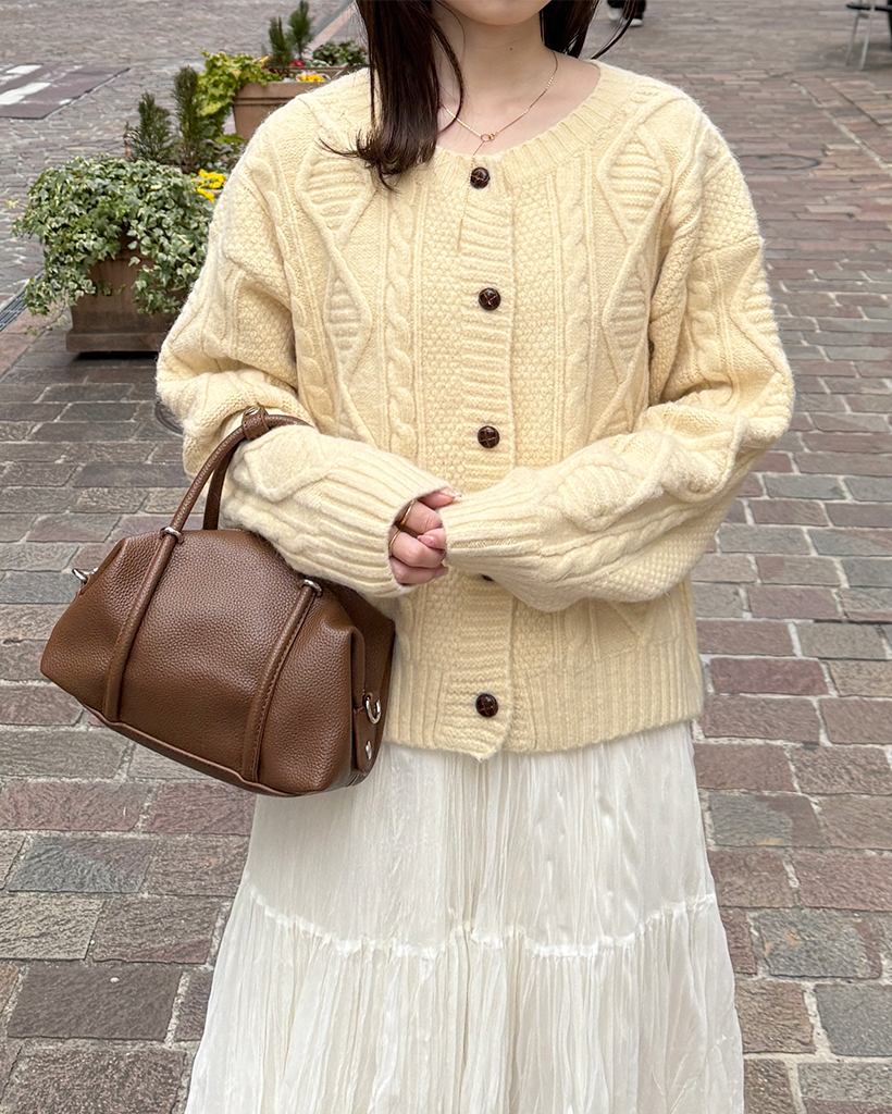 ケーブルラウンドネックカーディガン