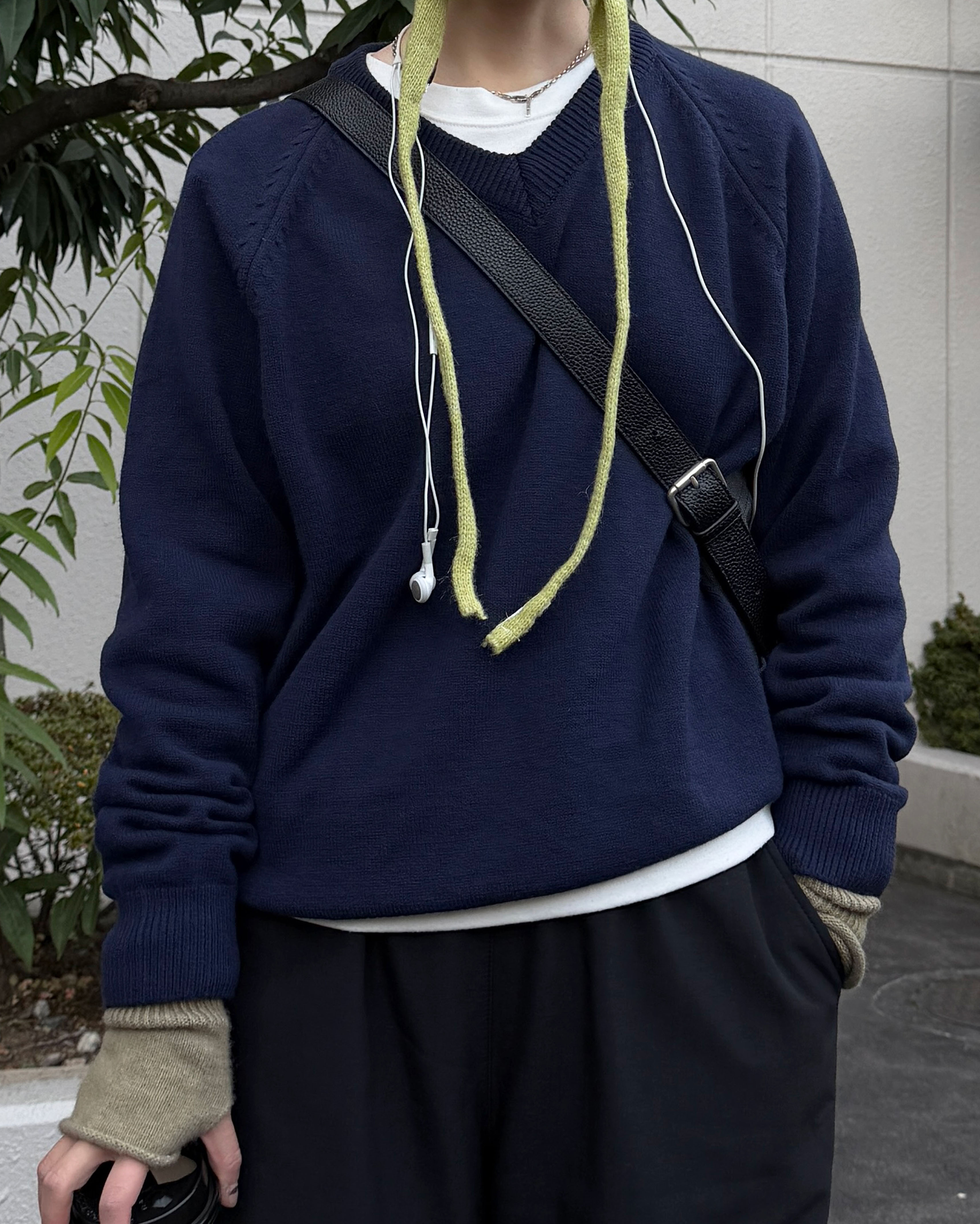 ユニセックスVネックニット