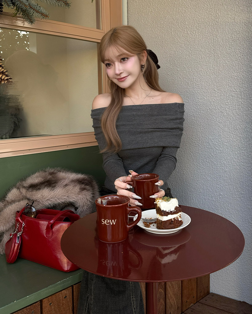 オフショルダースリムフィットTシャツ