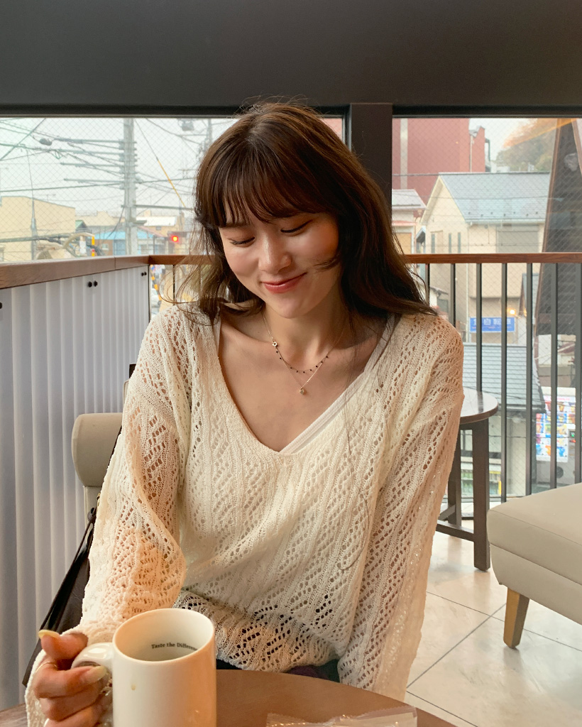 Vネックパンチングニット