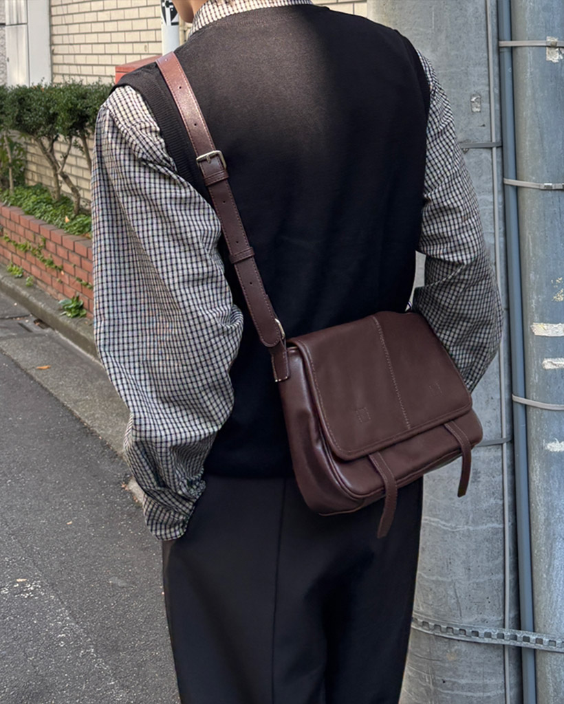 シンプルレザークロスボディバッグ