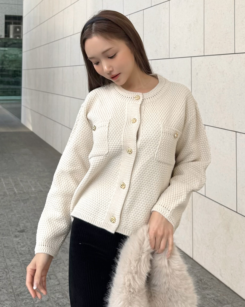 新品タグ付 JUSGLITTY 配色クルーカーディガン ２パールボタン JUSGLITTY（ジャスグリッティー）の「パール釦ゆるカーデ（ニット