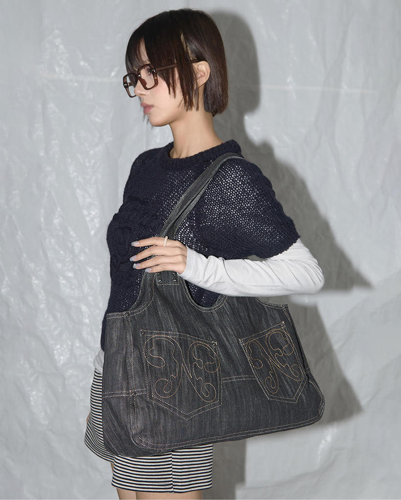 ショルダーバッグ・ポシェット Big pocket denim shoulder bag BLACK F25QE991 Influencer pick] Big Pocket Denim Shoulder Bag (Black