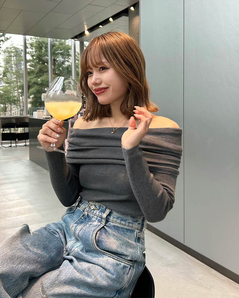 スリムフィットオフショルダーTシャツ