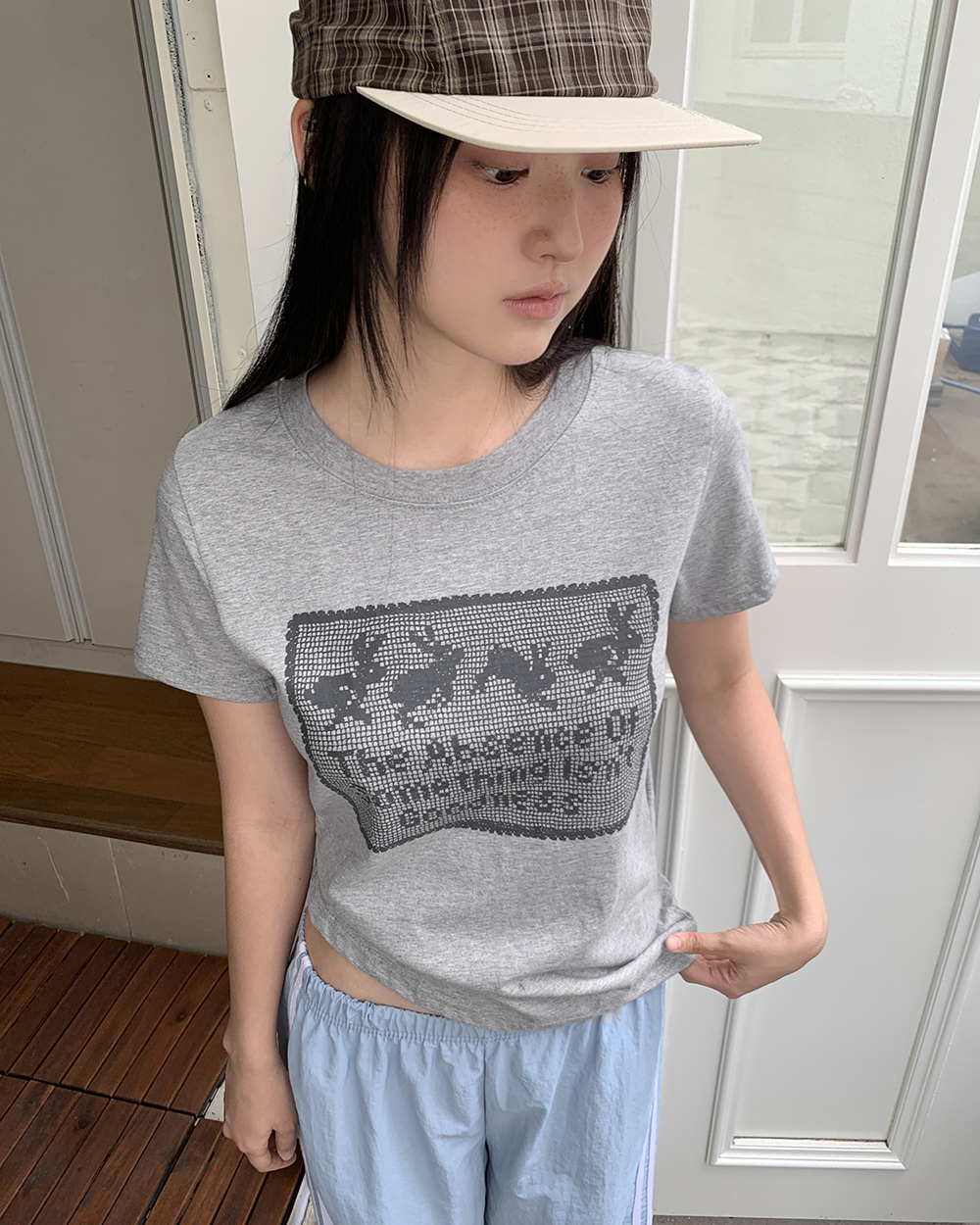 グレー　tシャツ　プリント　Tシャツ　灰色　ねずみ色　トップス　半袖　半袖シャツ レースプリント半袖Tシャツ | ファッション通販サイト NUGU