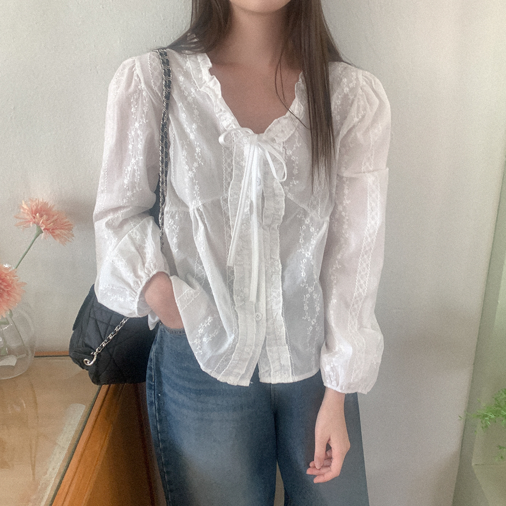 フリル刺繍ブラウス