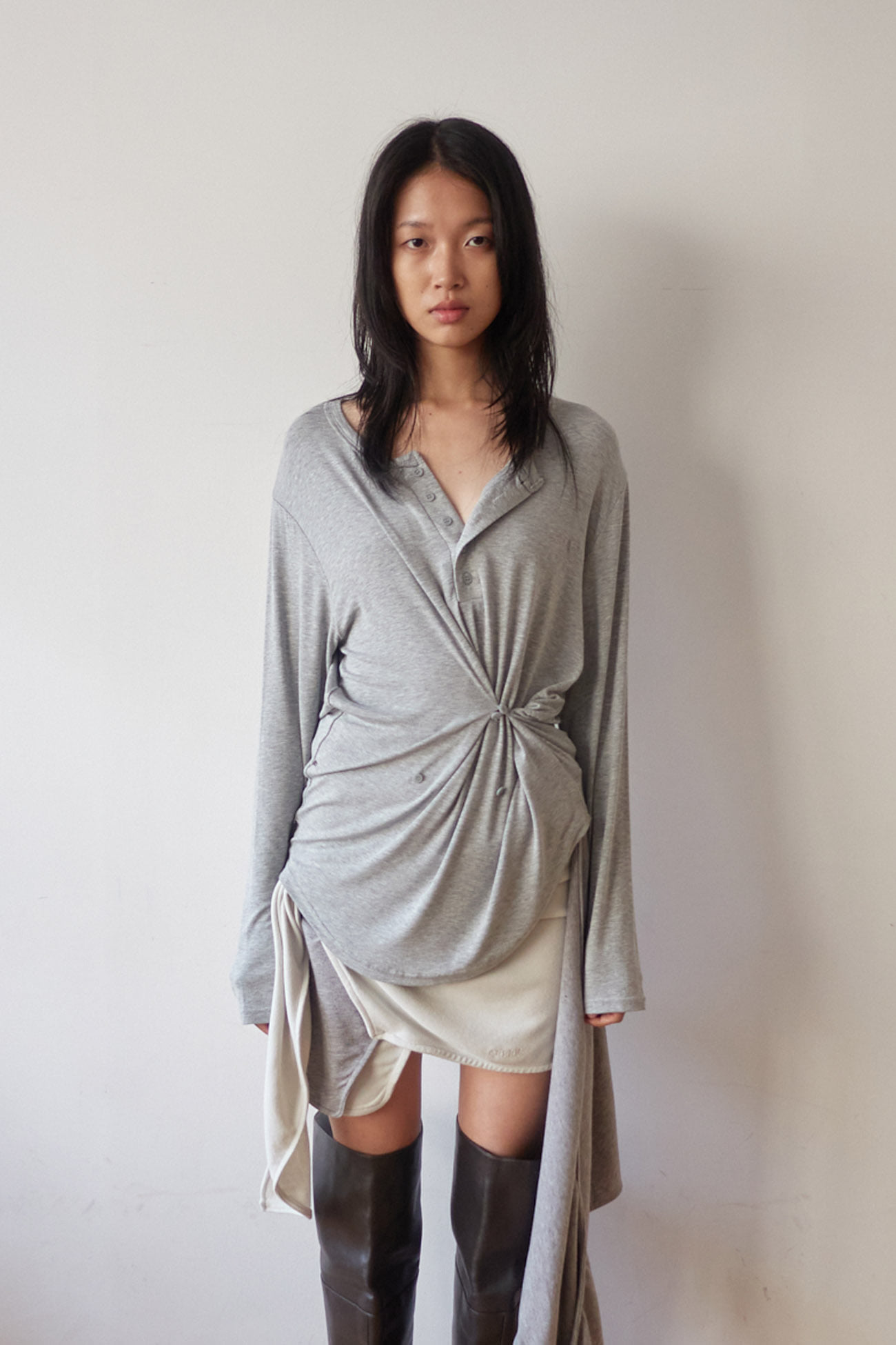 BUTTON HENLEY NECK TOP / GRAY