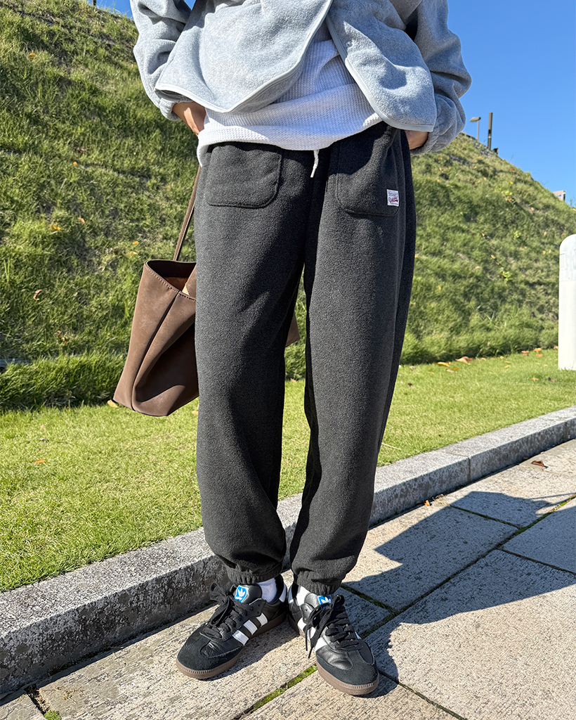 ポケットパッチ付きフリースイージーパンツ