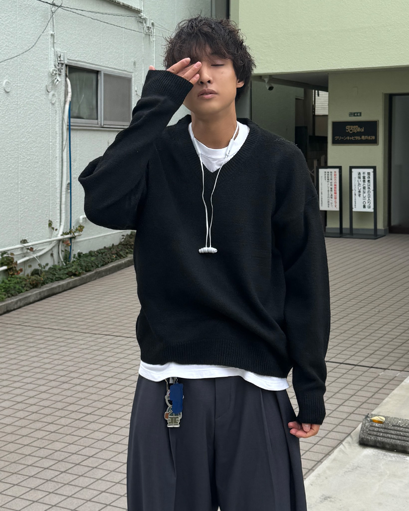 ウールVネックニット