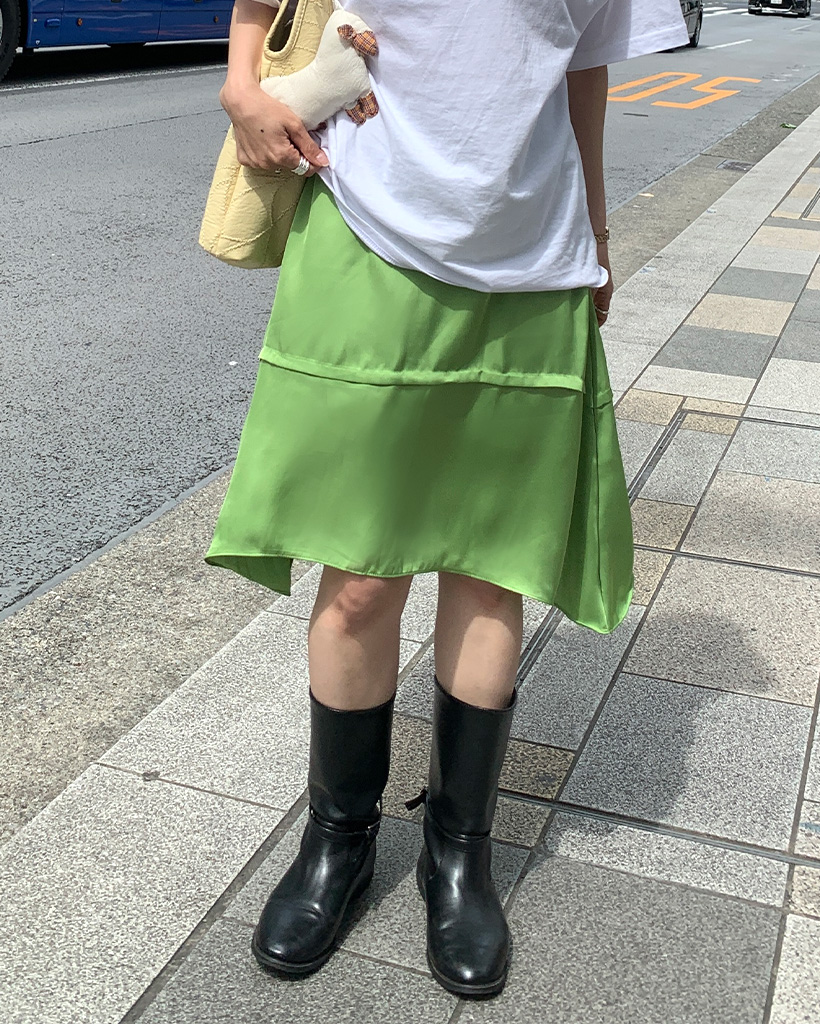 サテンミディスカート