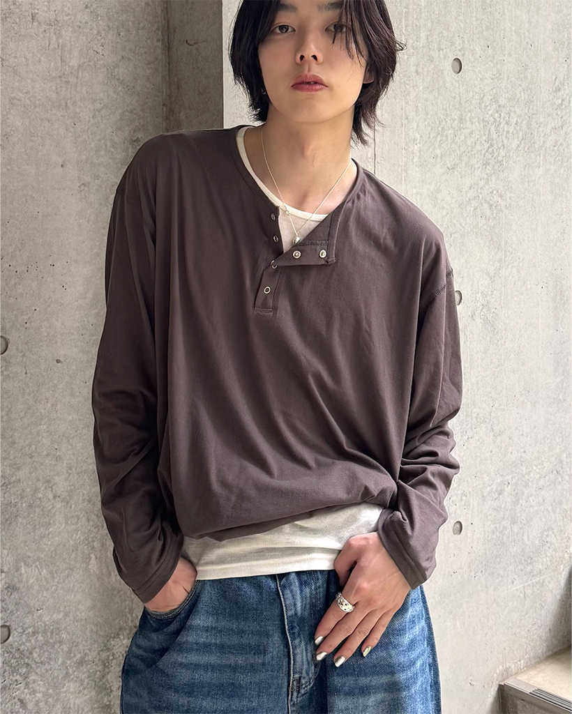 スナップボタンステッチヘンリーネックTシャツ