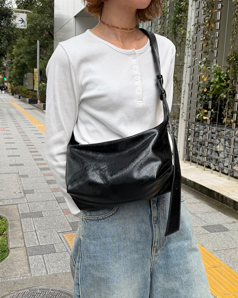 ストラップデザインホーボーバッグ