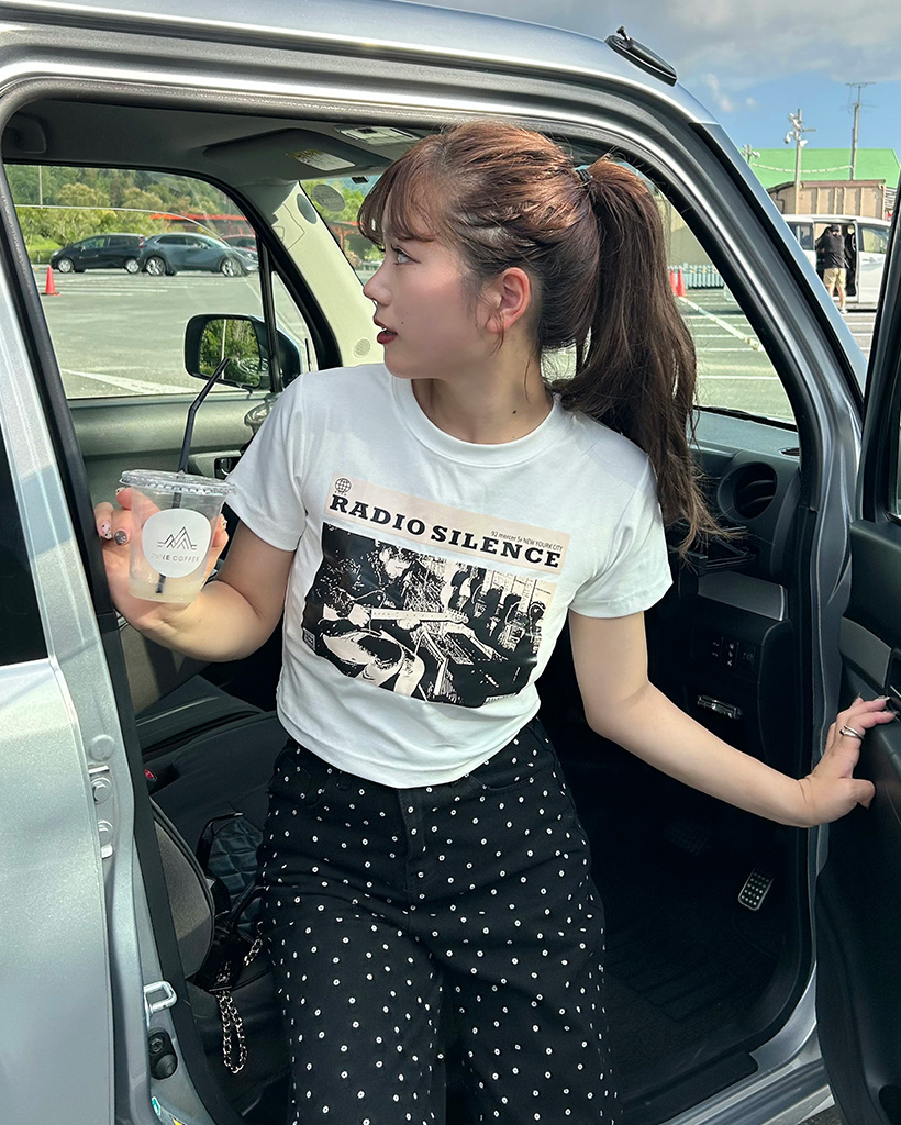 RADIOレタリングクロップドTシャツ